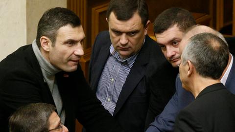 Vitali Klitschko diskutiert mit anderen Oppositionspolitikern in der ukrainischen Rada