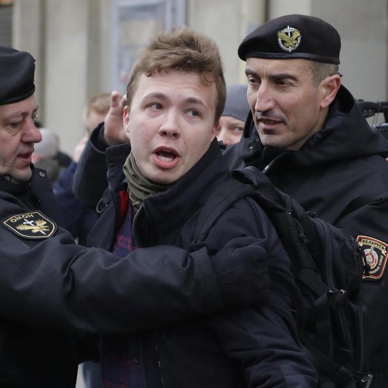 Roman Protasewitsch wird von Polizisten abgeführt.