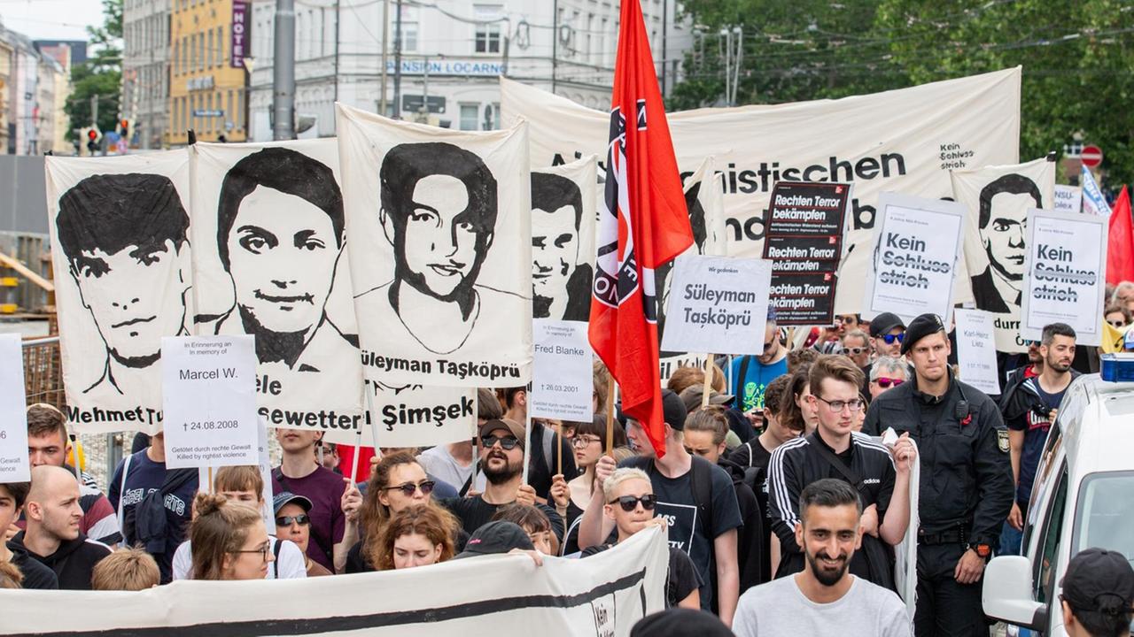 Am 22. Juni 2019 demonstrierten in München rund 400 Menschen zum Gedenken an Walter Lübcke ( CDU ), der mutmaßlich vom Neonazi Stephan E. getötet wurde. Die Demonstranten sehen eine Verbindung zum NSU und NSU 2.0