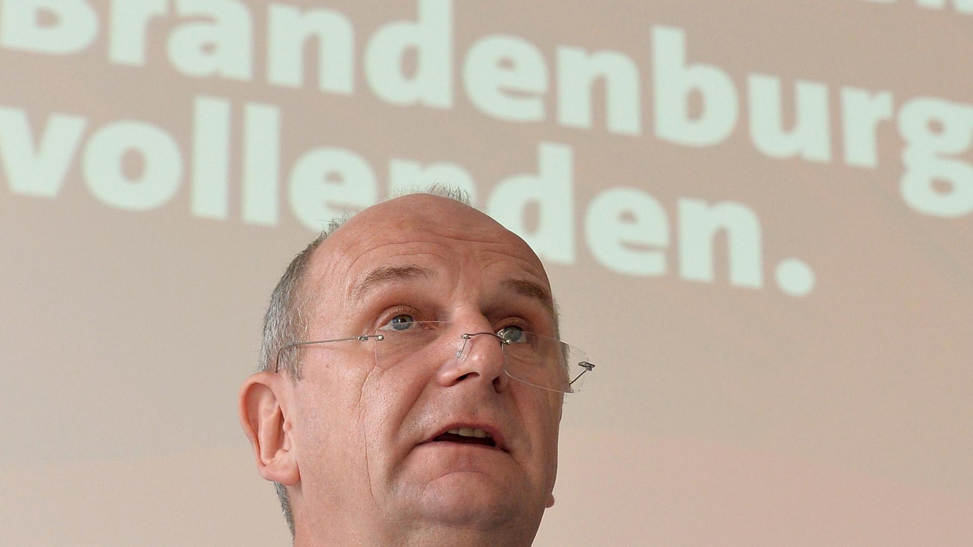 Brandenburgs Ministerpräsident Dietmar Woidke (SPD) spricht am 01.11.2014 in Wildau (Brandenburg) auf dem Sonderparteitag der SPD.