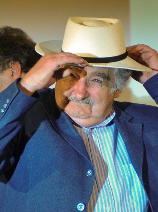 Jose Pepe Mujica, Präsident von Uruguay, wurde 2011 an der National University of Lanus in Argentinien die Ehrendoktorwürde verliehen.