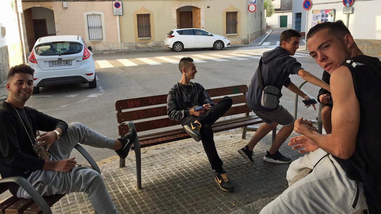 Jugendliche in der katalonischen Stadt Sitges: Sie fühlen sich als Katalanen und Spanier, ihre Eltern sind aus Andalusien eingewandert.