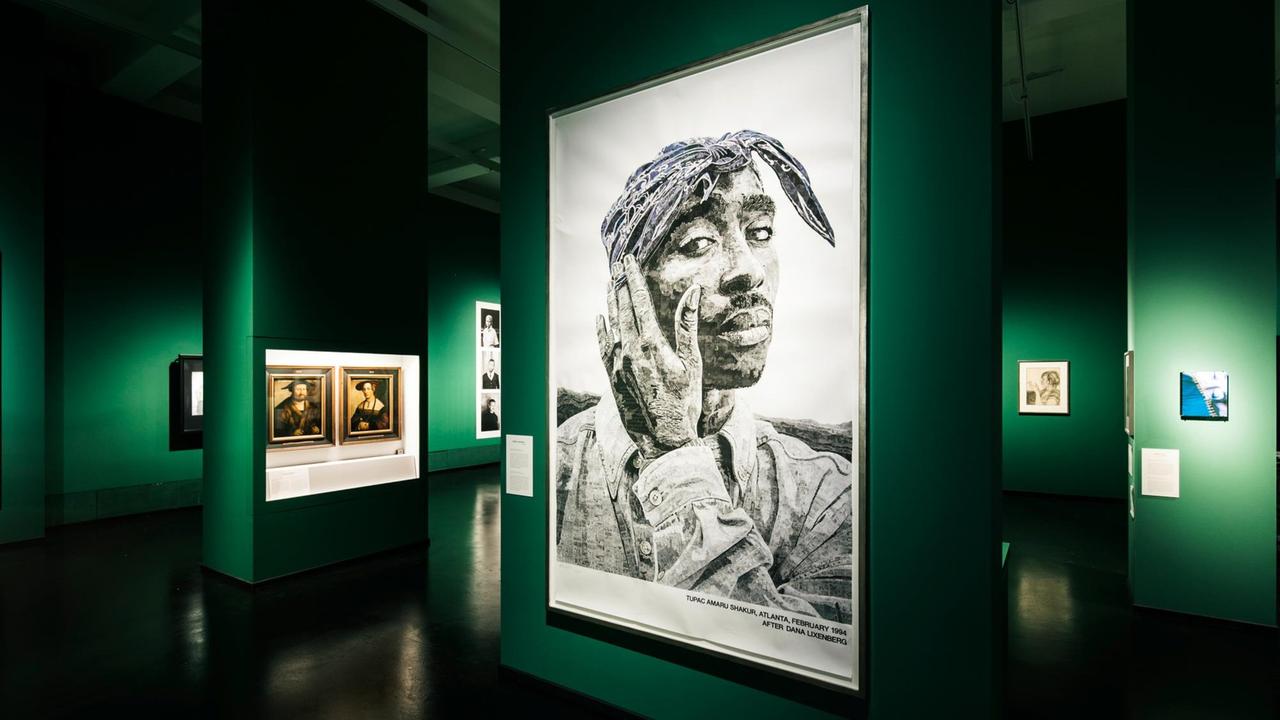Das Bild "Tupac" von Marcel Odenbach aus Jahr 2015 in einem Ausstellungsraum der Ausstellung "Das Gesicht. Eine Spurensuche" im Deutschen Hygiene-Museum in Dresden.