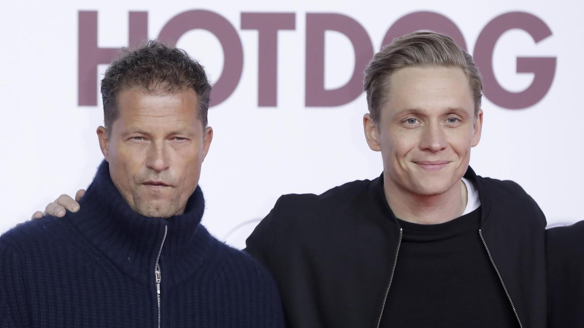 Die Schauspieler Til Schweiger (l) und Matthias Schweighöfer bei der Premiere ihrer Komödie "Hot Dog"