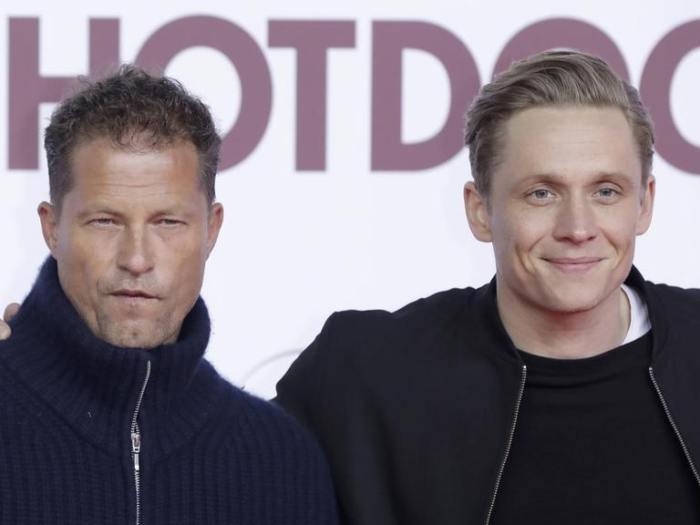 Die Schauspieler Til Schweiger (l) und Matthias Schweighöfer bei der Premiere ihrer Komödie "Hot Dog"