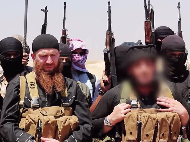 Ein von Dschihadisten veröffentlichtes Foto zeigt mutmaßliche Mitglieder der Terrorgruppe IS, darunter der Militärchef und gebürtiger Georgier Abu Omar al-Shishani (links)