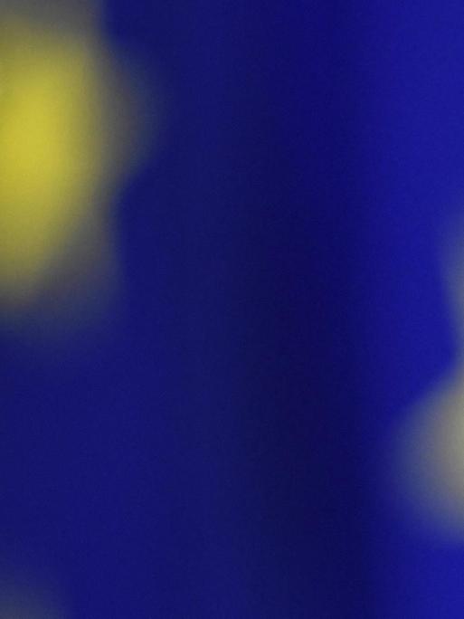 Die britische Premierministerin Theresa May vor einer Flagge der Europäischen Union
