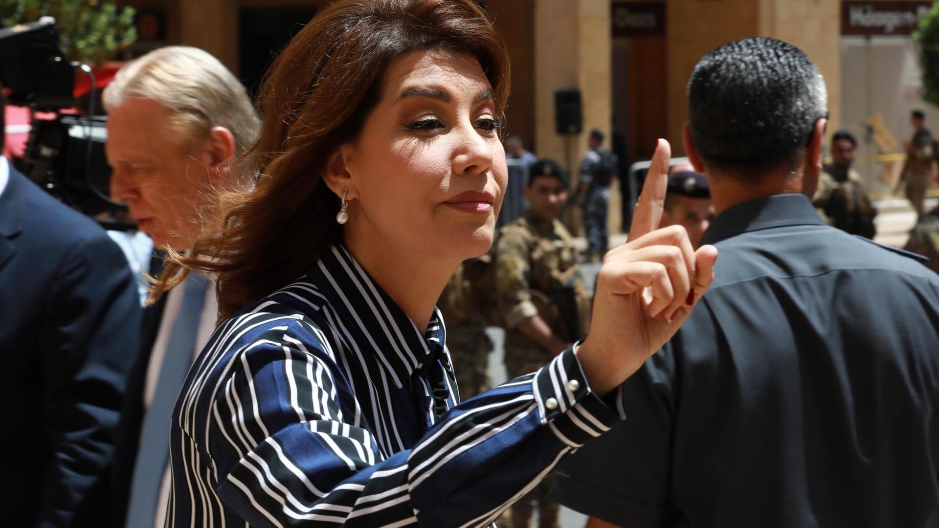 Die frischgewählte armenisch-libanesische Parlamentarierin Paula Yacoubian vor dem Parlament in Beirut, der Hauptstadt Libanons