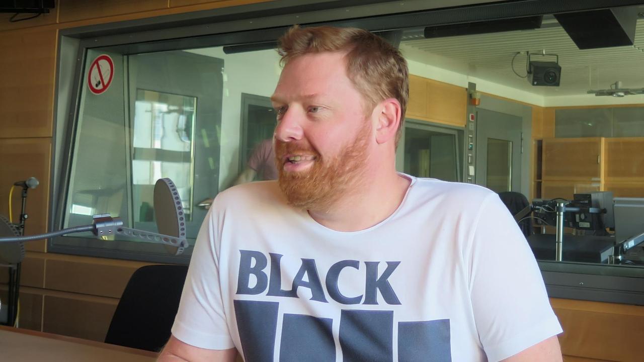 Stephan Plank, Sohn des legendären Produzenten Conny Plank am 09.07.2015 im Studio von Deutschlandradio Kultur