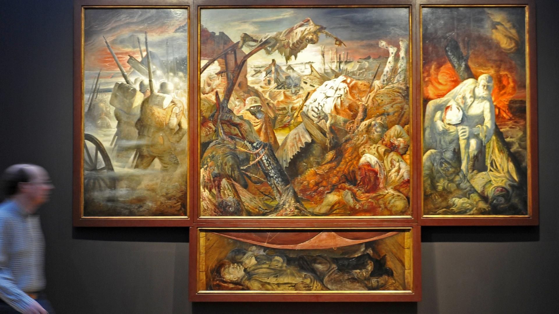 Das Triptychon "Der Krieg" von Otto Dix hängt am 04.04.2014 in Dresden in der Sonderausstellung der Staatlichen Kunstsammlungen im Albertinum.