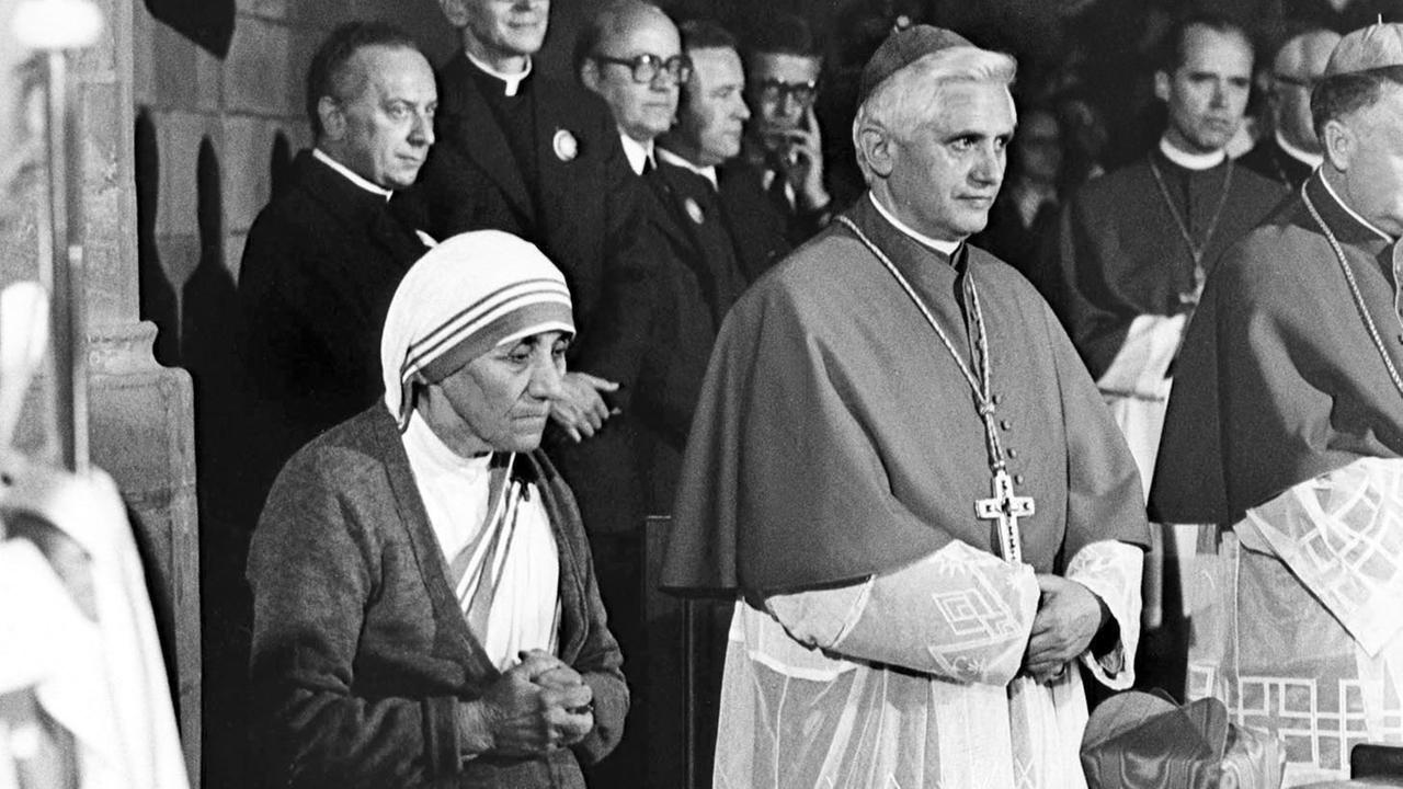 Joseph Kardinal Ratzinger zusammen mit Mutter Teresa auf dem Katholikentag 1978