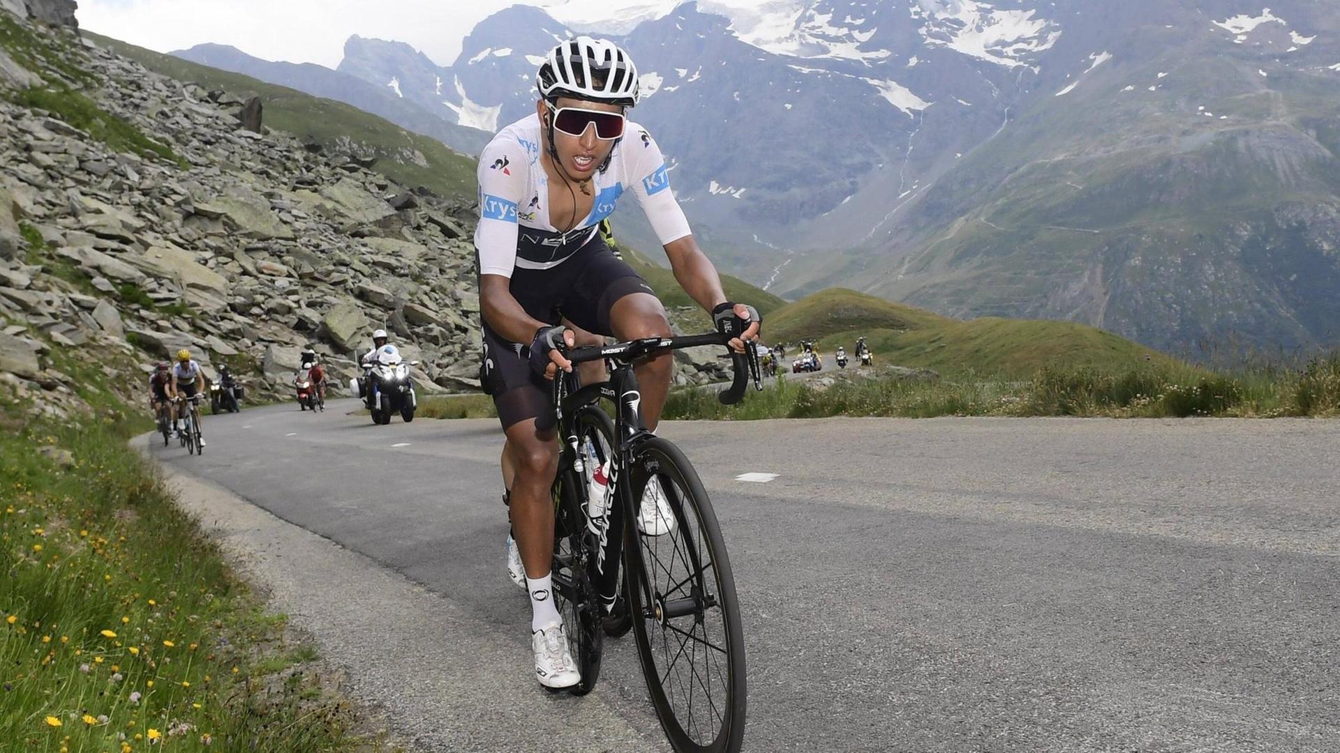 BERNAL Egan vom Team INEOS bei der 19. Etappe der 106. Tour de France fährt einen Berg hoch.