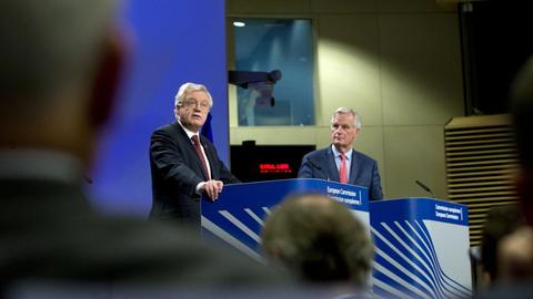 EU-Chefunterhändler Barnier und der britische Brexit-Minister Davis auf einer Pressekonferenz in Brüssel.