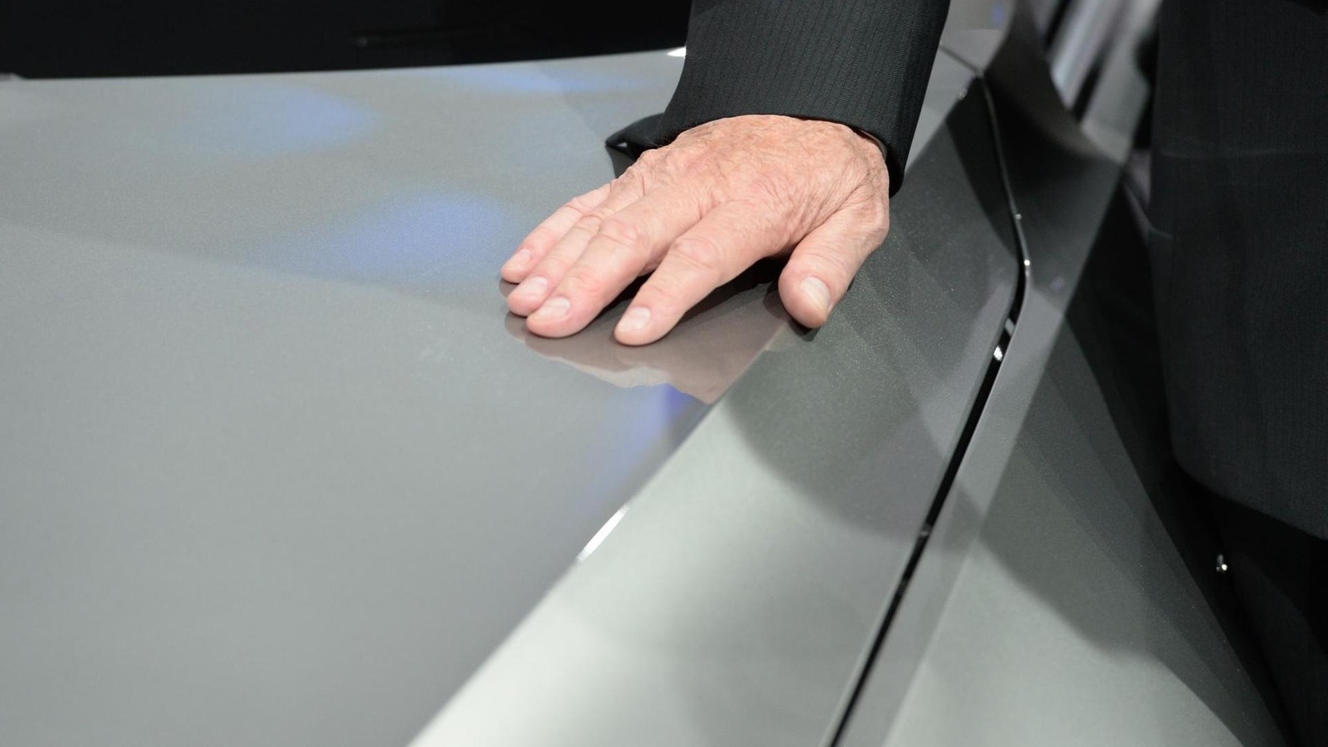 Der neue VW Passat wird am 03.07.2014 im VW Designzentrum in Potsdam vorgestellt. VW-Vorstandsvorsitzender Martin Winterkorn hat seine Hand auf eine Motorhaube gelegt.
