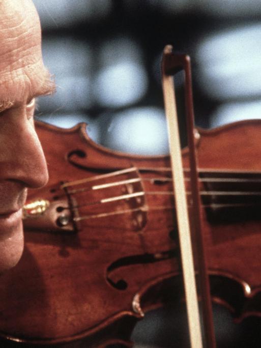 Der Geigenvirtuose Yehudi Menuhin (1916 - 1999) bei einem Auftritt im März 1979