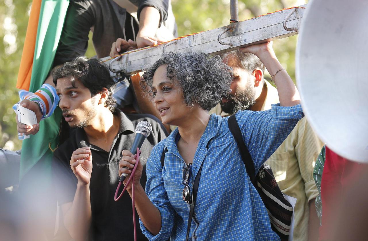 Arundhati Roy bei einem Protest in New Delhi.