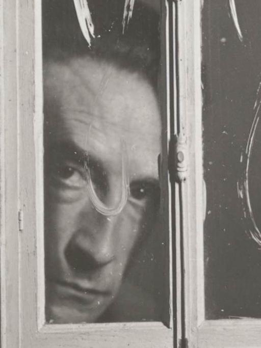Der Konzeptkünstler Marcel Duchamp, aufgenommen von Man Ray.