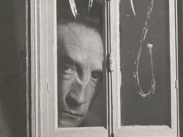 Der Konzeptkünstler Marcel Duchamp, aufgenommen von Man Ray.