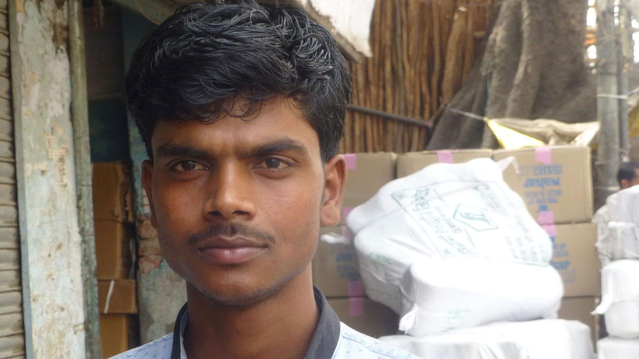 Der 21-jährige Bhagirath sucht Jobs auf dem Markt für Wanderarbeiter in Old Delhi.