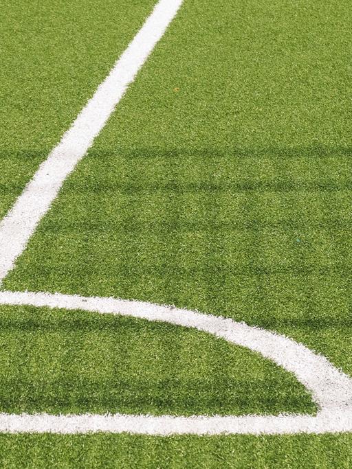 Die Eckmarkierung auf dem Rasen eines Fußballfeldes