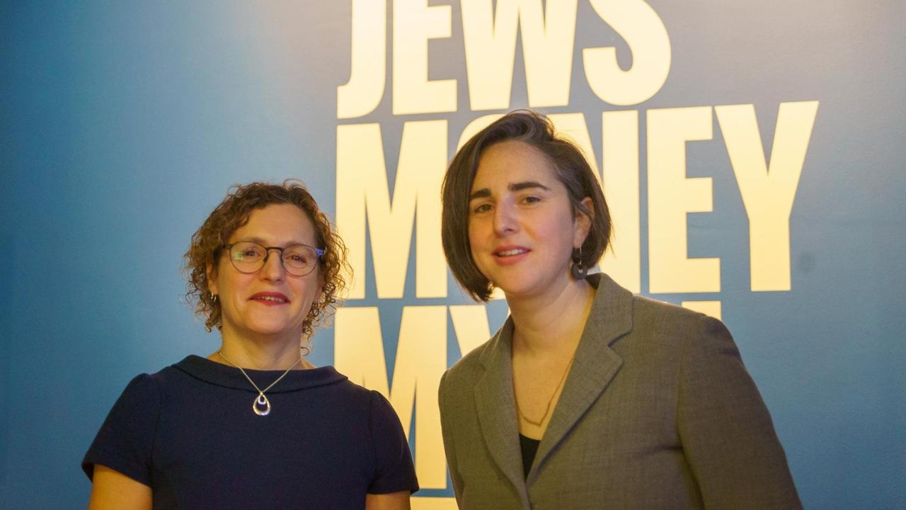 Museumsleiterin Abigail Morris (links) mit Kuratorin Joanne Rosenthal in der Ausstellung "Jews, Money, Myth" im Jüdischen Museum London
