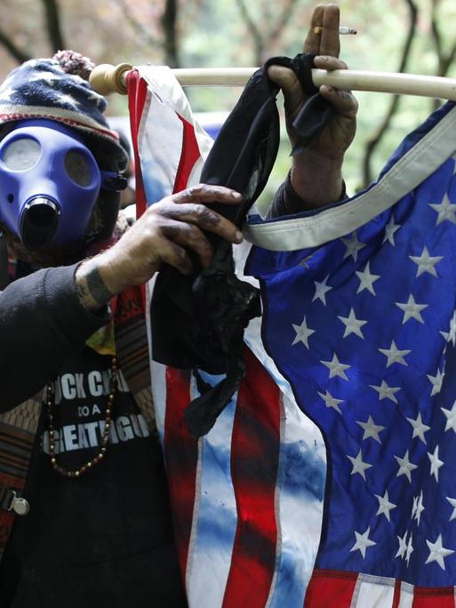Demonstrant schwenkt eine US-Flagge während einer White-pride-Demonstration in Portland.