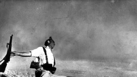 Robert Capa fotografiert 1936 den "Tod des Milizionärs", später war der Fotograf Mitbegründer der Agentur Magnum