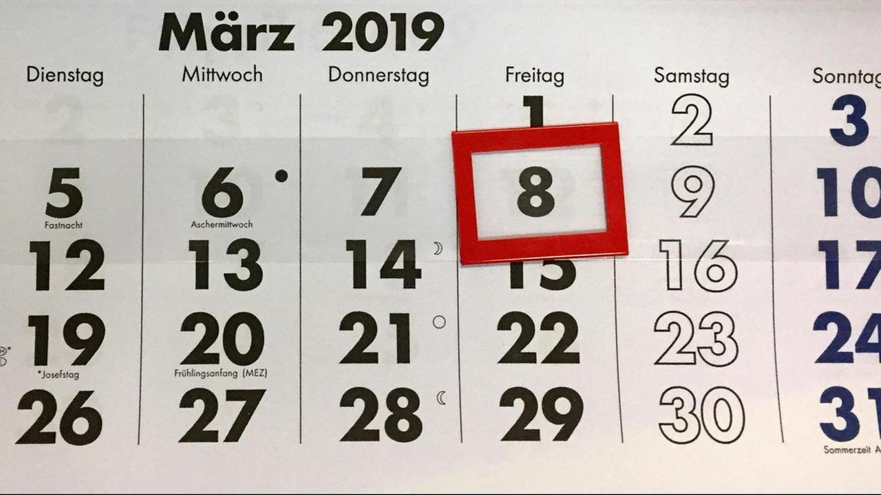 Eine roter Rahmen steht steht auf einem Kalender auf dem 8. März 2019