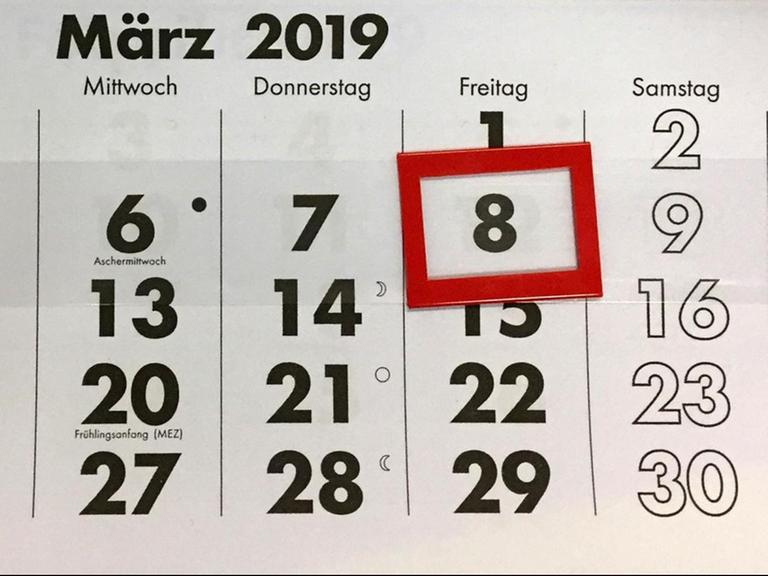 Eine roter Rahmen steht steht auf einem Kalender auf dem 8. März 2019