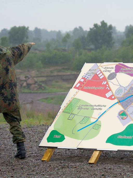 Soldat auf dem Truppenübungsplatz in Letzlingen, neben einer Geländekarte
