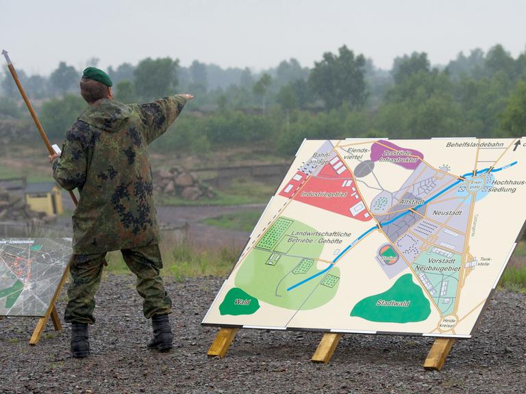 Soldat auf dem Truppenübungsplatz in Letzlingen, neben einer Geländekarte