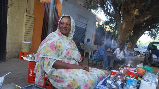 Eine Sudanesin sitzt an einem Stand in einer Seitenstraße in der sudanesischen Hauptstadt Khartoum und verkauft Tee am 20. April 2008.