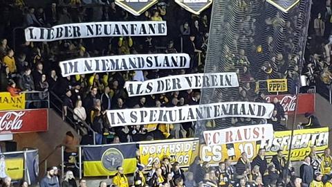 Zahlreiche Krefelder Fans positionieren sich gegen die Investoren von "Energy Consulting".