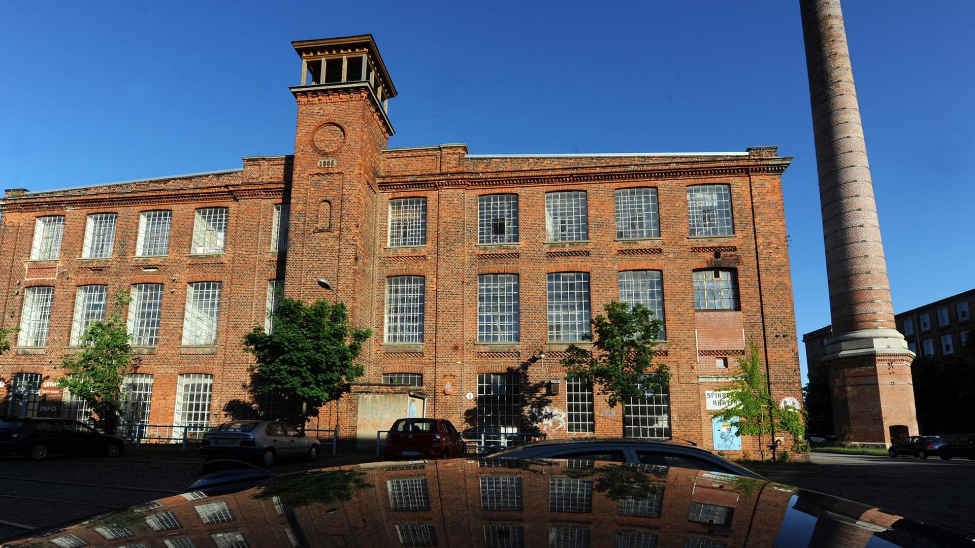 Das Foto zeigt das Fabrikgebäude auf dem Gelände der ehemaligen Baumwollspinnerei in Leipzig.