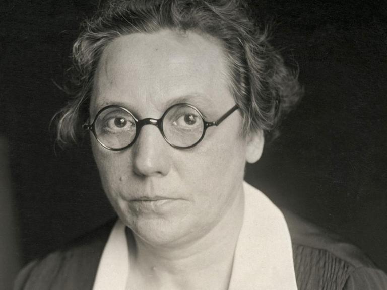 Marie Juchacz, Sozialpolitikerin und Frauenrechtlerin um 1930. Eine Frau sitzt an einem Tisch und schaut in die Kamera.