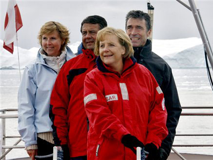Bundeskanzlerin Merkel, Umweltminister Gabriel gemeinsam mit dem dänischen Ministerpräsidenten Anders Fogh Rasmussen und der dänischen Umweltministerin Connie Hedegaard in einem Fjord bei Grönland