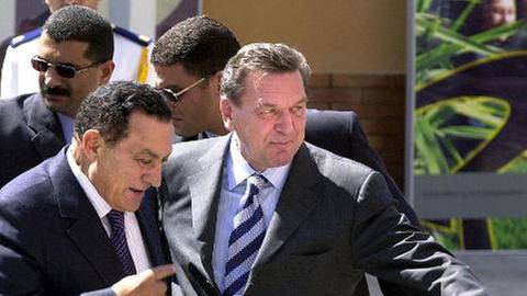 Der ägyptische Staatschef Hosni Mubarak und Bundeskanzler Schröder eröffneten im Oktober 2003 die Deutsche Universität Kairo