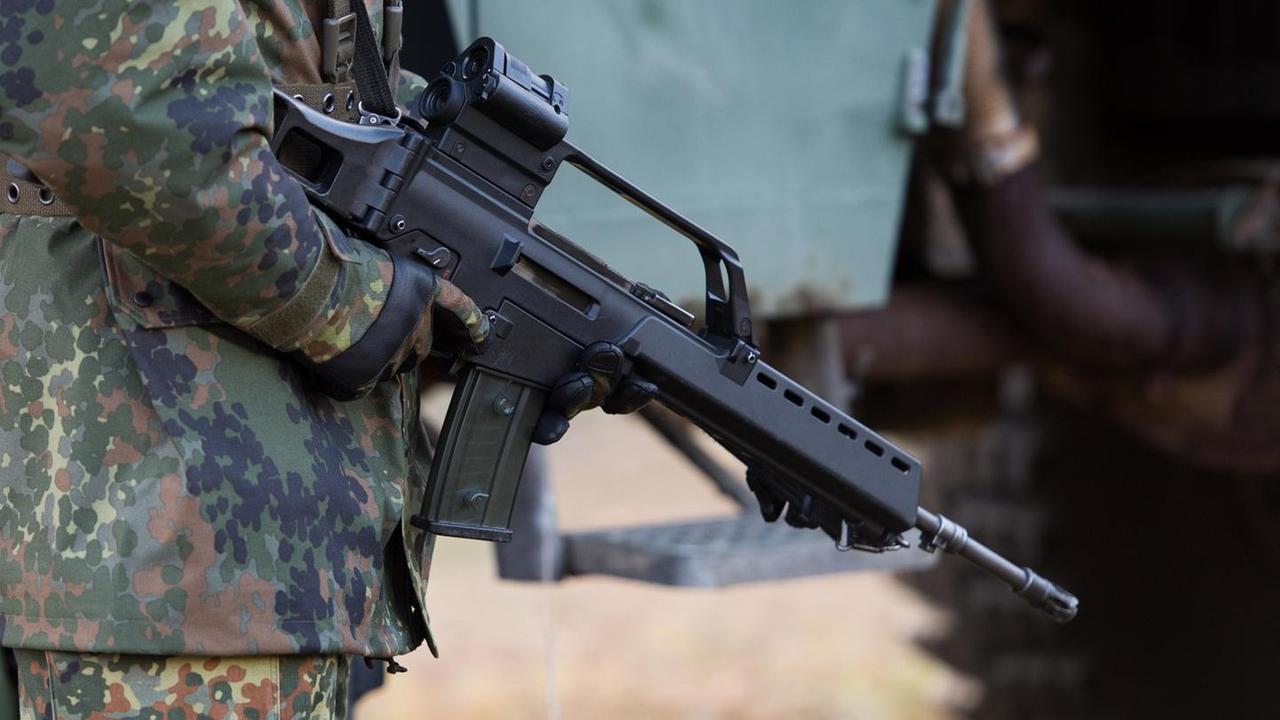 Ein Bundeswehrsoldat mit Sturmgewehr
