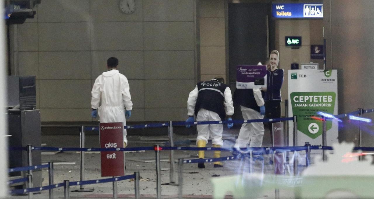 Nach dem Anschlag auf dem Flughafen in Istanbul (28.6) untersuchen Polizisten den Tatort. 