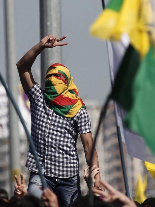 Ein kurdischer Protestierender in Diyarbakir in der Türkei.
