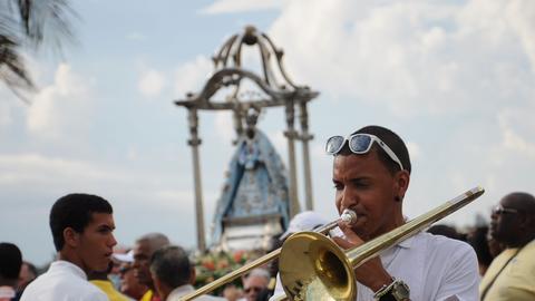Yoruba tragen die Statue der Göttin Yemaya in Havanna.