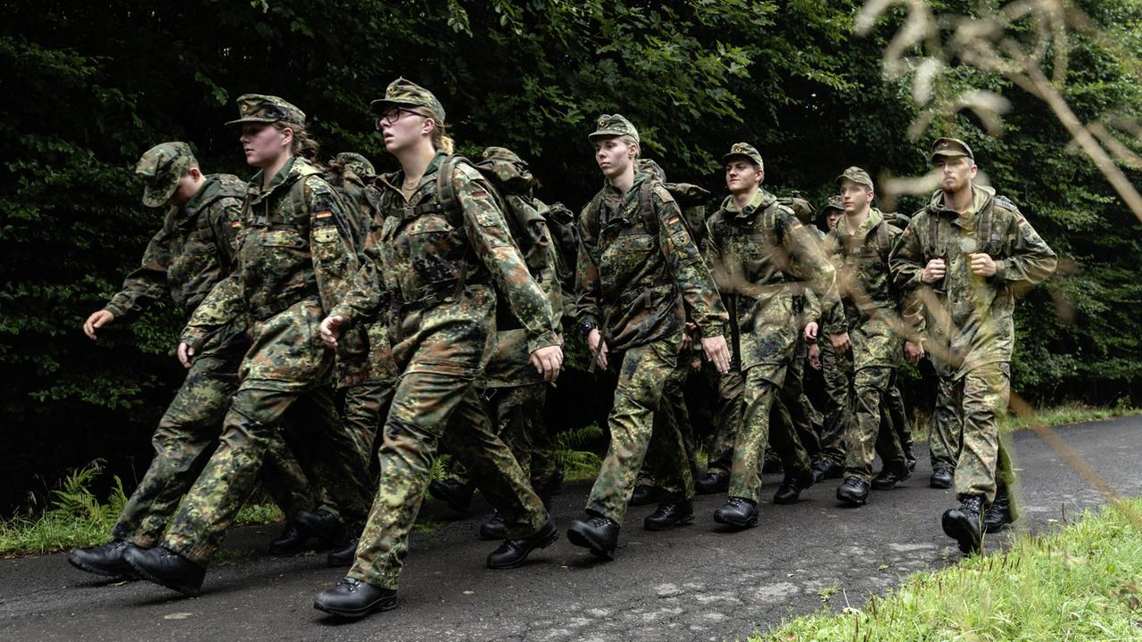 Sanitätsregiment 2 der Bundeswehr in Rennerod: Soldatinnen und Soldaten bei einem Marsch
