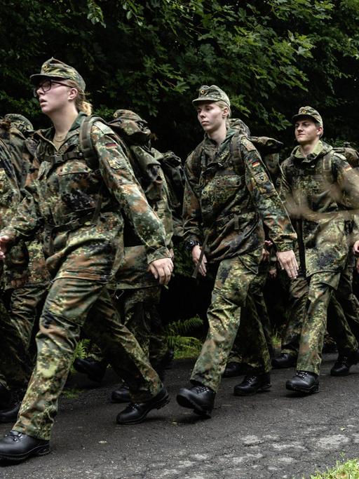 Soldatinnen und Soldaten des Sanitätsregiment 2 der Bundeswehr in Rennerod bei einem Marsch.