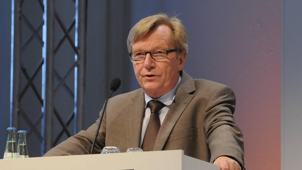 Der Medienwissenschaftler Bernd Gäbler am Rednerpult des Medienforums NRW 2012