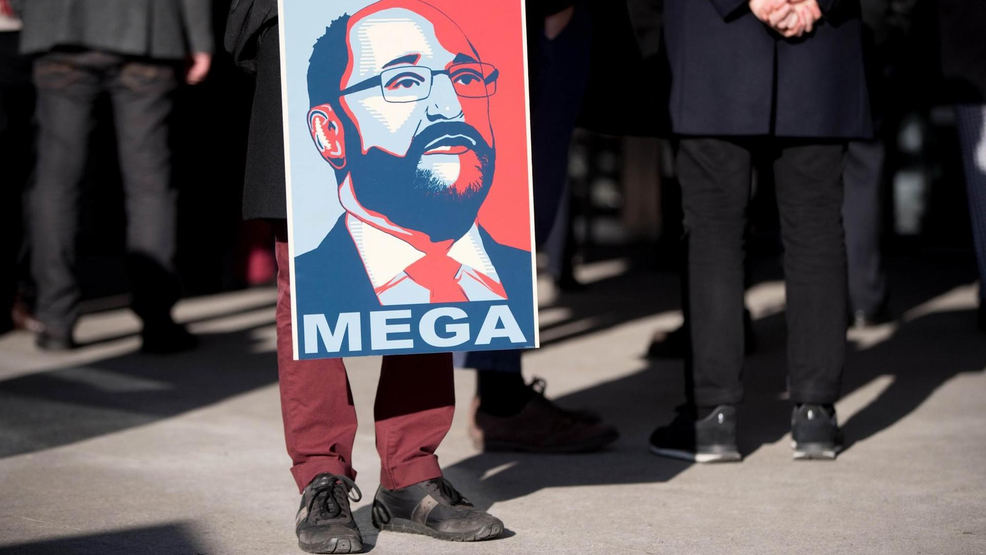 Ein SPD-Parteianhänger hält ein Plakat mit einem Bild des SPD-Kanzlerkandidaten Martin Schulz und der Aufschrift "Mega".