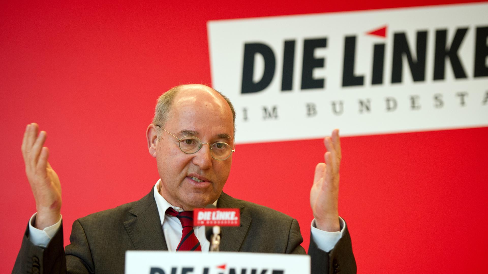 Der Frankvorsitzende der Partei "Die Linke", Gregor Gysi, gibt im Bundestag in Berlin ein Pressestatement ab