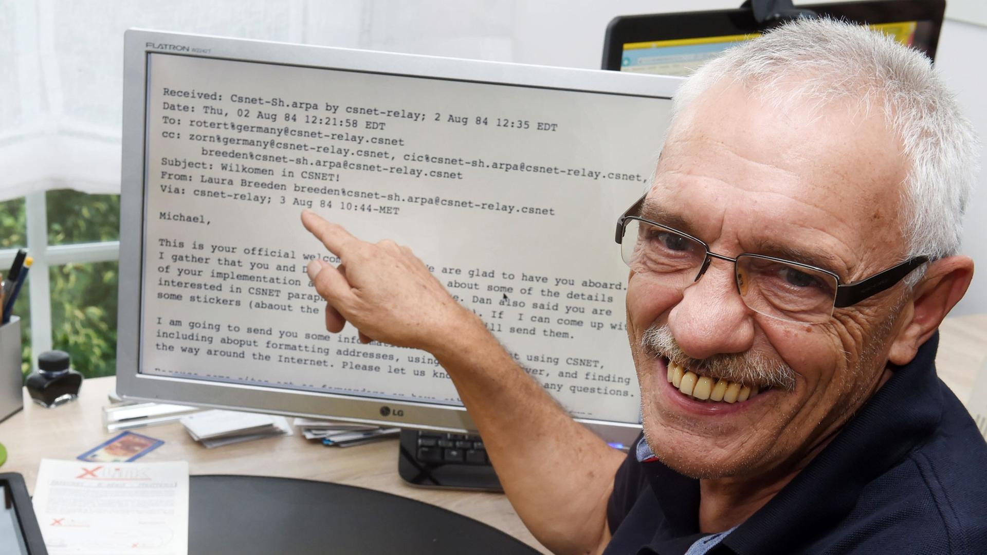 Michael Rotert, Wirtschaftsingenieur, Internet-Pionier und Vorstandsvorsitzender des Verbands der deutschen Internetwirtschaft (eco), zeigt auf einem Monitor die erste empfangene E-Mail in Deutschland, die er am 03. August 1984 in Karlsruhe erhalten hat.