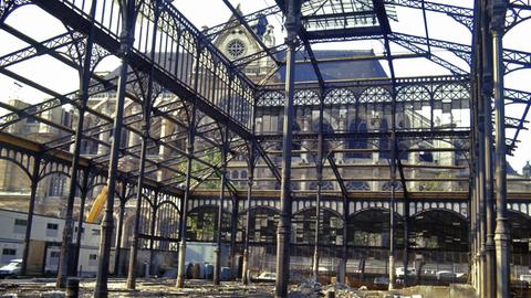 Teilansicht vom Innenren der halb abgerissenen Stahlbauten der alten Markthallen in Paris. Im Hintergrund die Kirche Saint-Eustache