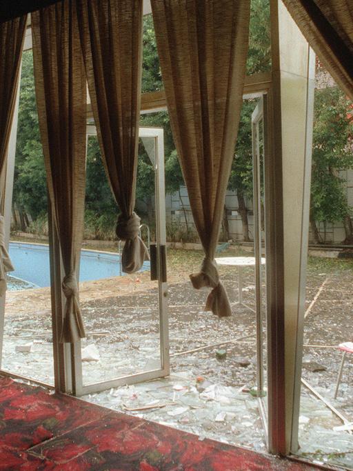 Ein Blick aus den zerbrochenen Fenstern des Commodore Hotels in Beirut im Jahr 1987.