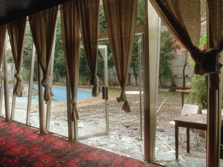 Ein Blick aus den zerbrochenen Fenstern des Commodore Hotels in Beirut im Jahr 1987.